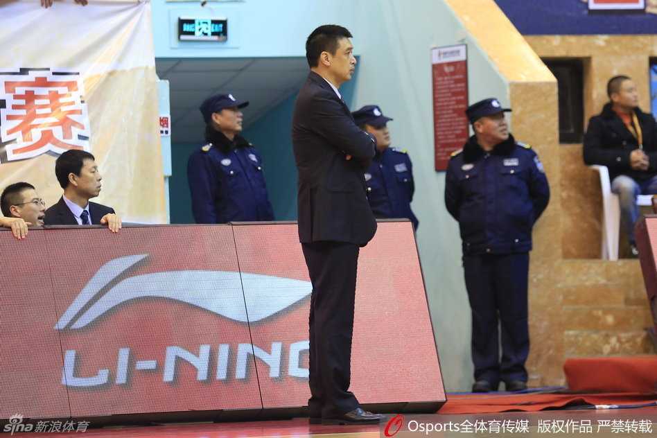 闵鹿蕾场边运筹帷幄，眼神专注地注视着场上局势，双手比划着只有球员才懂的战术暗号。