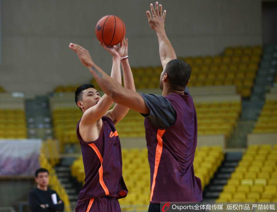 场上对抗激烈，翟晓川在防守端全力限制外援莫里斯的进攻，他步伐灵活，紧贴对手，展现出了作为国家队锋线球员在防守端的强悍与专注。