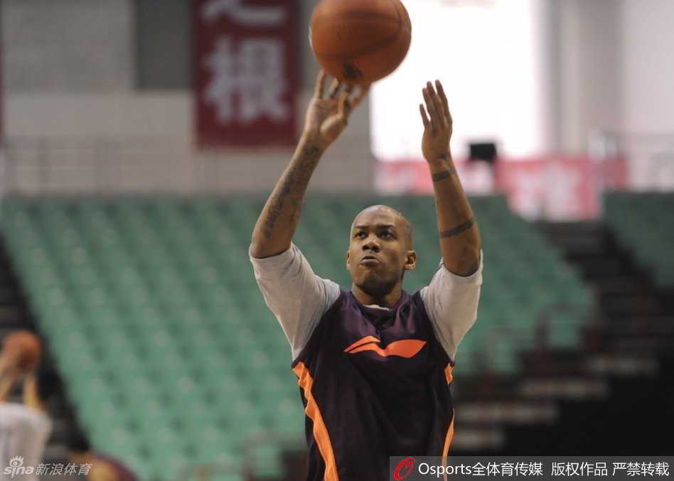 京城铁军蓄势待发 闵鹿蕾细琢争冠拼图 老马赤裸上身露出精壮肌肉,双手持球眼神专注,虽然已近不惑之年但夏训储备的体能让他对新赛季充满信心