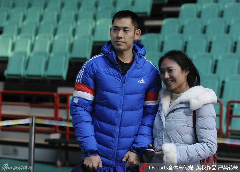 京城铁军蓄势待发 闵鹿蕾细琢争冠拼图 张庆鹏在训练中露出结实的上肢肌肉线条,汗水浸湿衣衫,脸上写满坚毅与专注,绰号张三疯的他随时准备上场发力