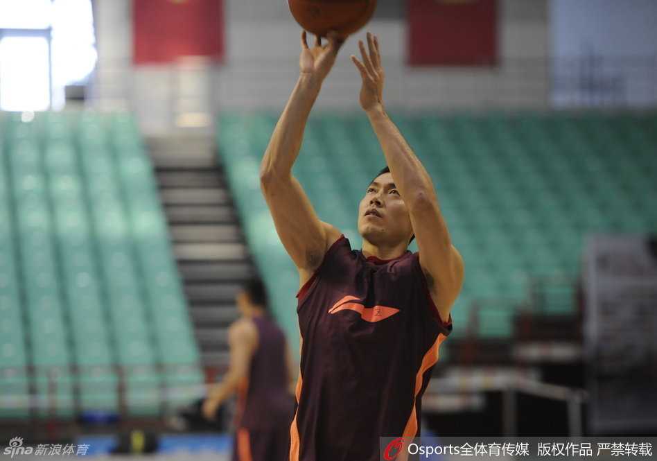 京城铁军蓄势待发 闵鹿蕾细琢争冠拼图 翟晓川在底角接球后坚决出手跳投,眼神紧盯着篮筐,训练中他努力找回受伤前的运动能力和投篮准星