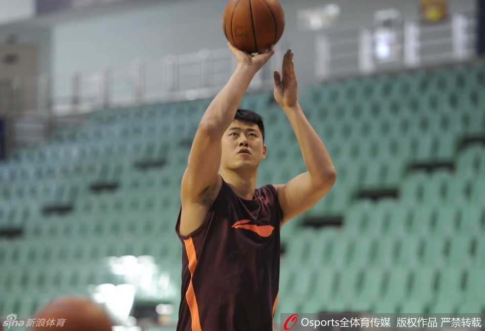 京城铁军蓄势待发 闵鹿蕾细琢争冠拼图 张松涛在训练师陪同下进行投篮练习,高高跃起将球投出,努力调整状态以求在轮转阵容中发挥更大作用
