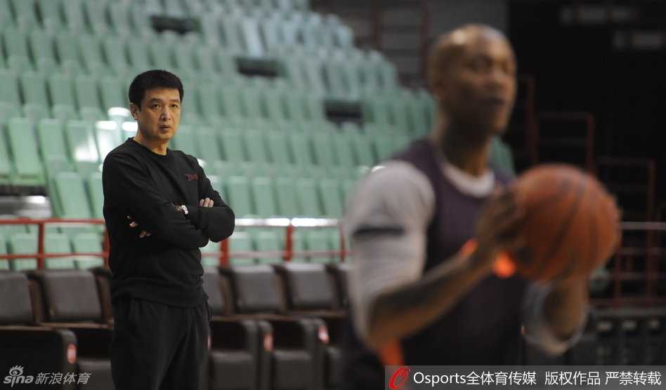 京城铁军蓄势待发 闵鹿蕾细琢争冠拼图 闵鹿蕾双手抱在胸前站立在场边,表情严肃地注视着场内弟子们的一举一动,眼神中透露出对细节的严苛要求