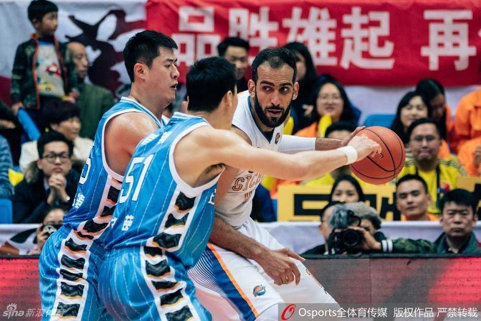 京城铁军鏖战蜀地,英雄泪洒赛场 伊朗巨塔哈达迪在内线张开双臂,如同一座难以逾越的山峰,他宽厚的背脊顶住防守,眼神中透露出对禁区的绝对统治欲。