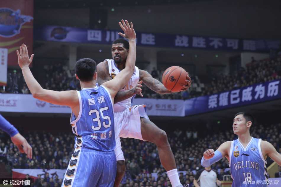 京城铁军鏖战蜀地,英雄泪洒赛场 斯蒂芬·马布里面对约什的贴身紧逼,他压低重心,像一辆启动的坦克,眼神坚定地寻找着突破与传球的缝隙,为队友创造生机。