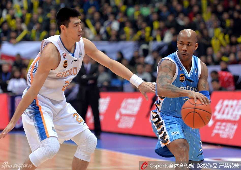 京城铁军鏖战蜀地,英雄泪洒赛场 孙悦紧贴哈达迪进行交流,手指向场内某处,神情严肃,似乎在与这位高大的对手探讨刚刚发生的场上局势或是一次判罚。