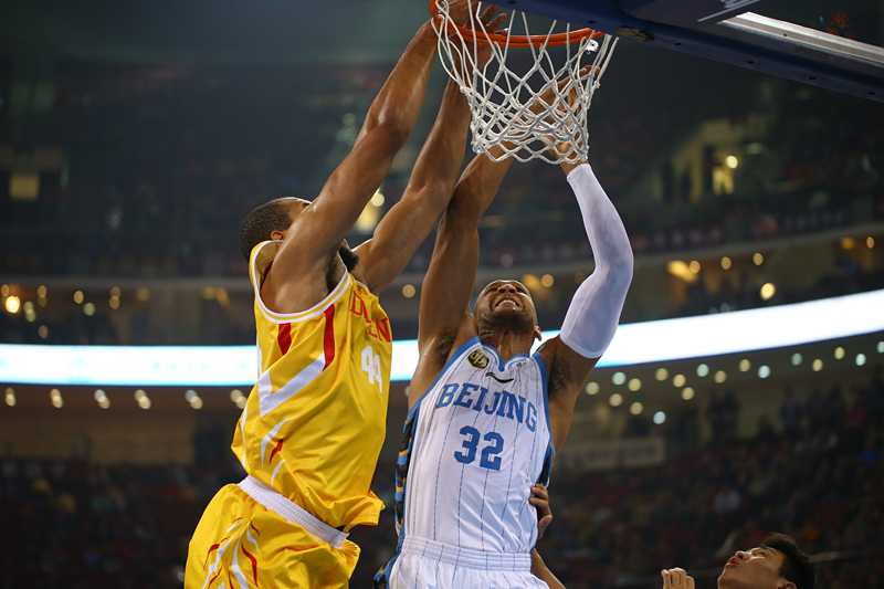 京城铁军防守致胜 莫里斯方硕联手斩获七连胜 莫里斯在篮下与杰罗姆-乔丹展开激烈肉搏,肌肉的碰撞声中彰显着内线悍将的强硬与决心。