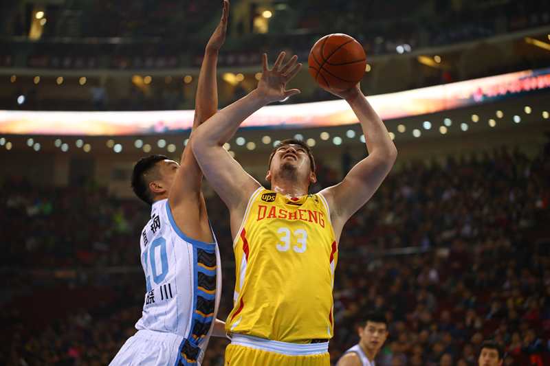 京城铁军防守致胜 莫里斯方硕联手斩获七连胜 翟晓川飞身补防,用一次积极的盖帽弥补了防守空隙,他的活力与拼劲是北京队防守端不可或缺的尖刀。