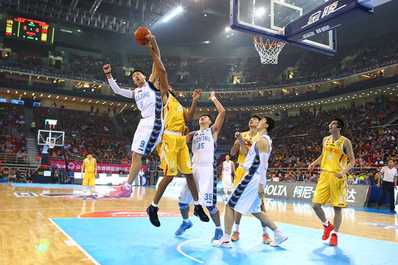 京城铁军防守致胜 莫里斯方硕联手斩获七连胜 守护神孙悦腾空而起,用一记势大力沉的盖帽将对手的上篮拒之门外,展现了禁区的绝对统治力。