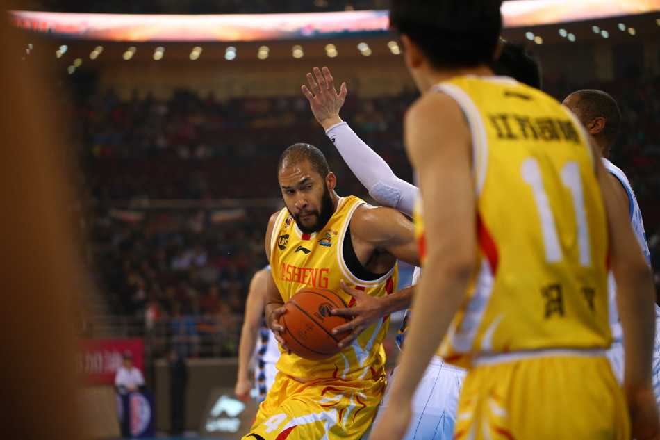 京城铁军防守致胜 莫里斯方硕联手斩获七连胜 方硕持球强行突破,如利刃般撕开防线杀入禁区,面对多人合围依然毫无惧色。