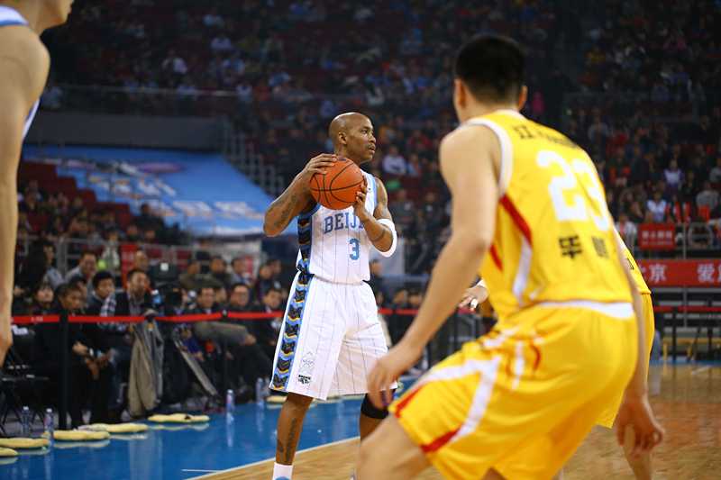 京城铁军防守致胜 莫里斯方硕联手斩获七连胜 马布里运筹帷幄,冷静观察着队友的跑位,眼神中透露出赛场统帅的睿智与从容。