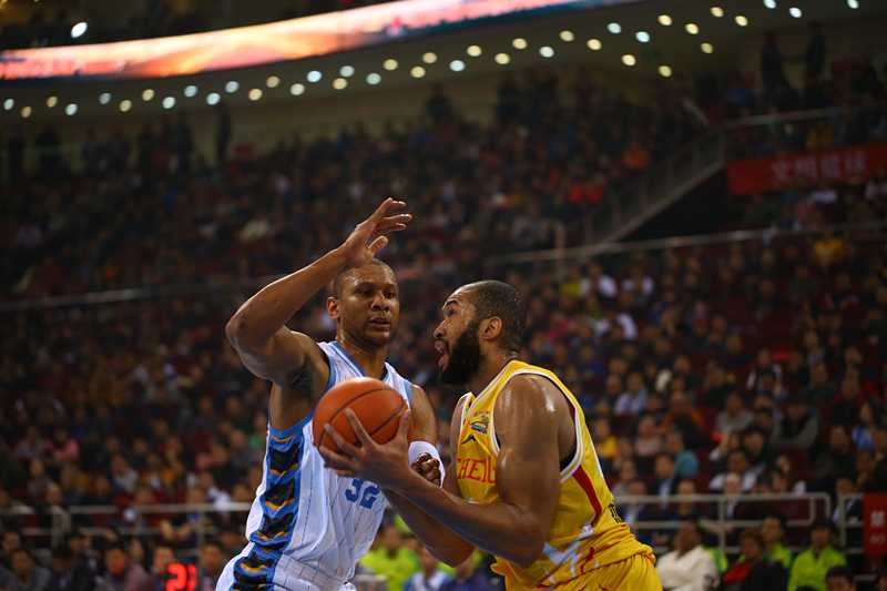 京城铁军防守致胜 莫里斯方硕联手斩获七连胜 孙悦捕捉战机,在传球瞬间展现出极佳的视野,他即将用一记妙传撕破对手的整条防线。