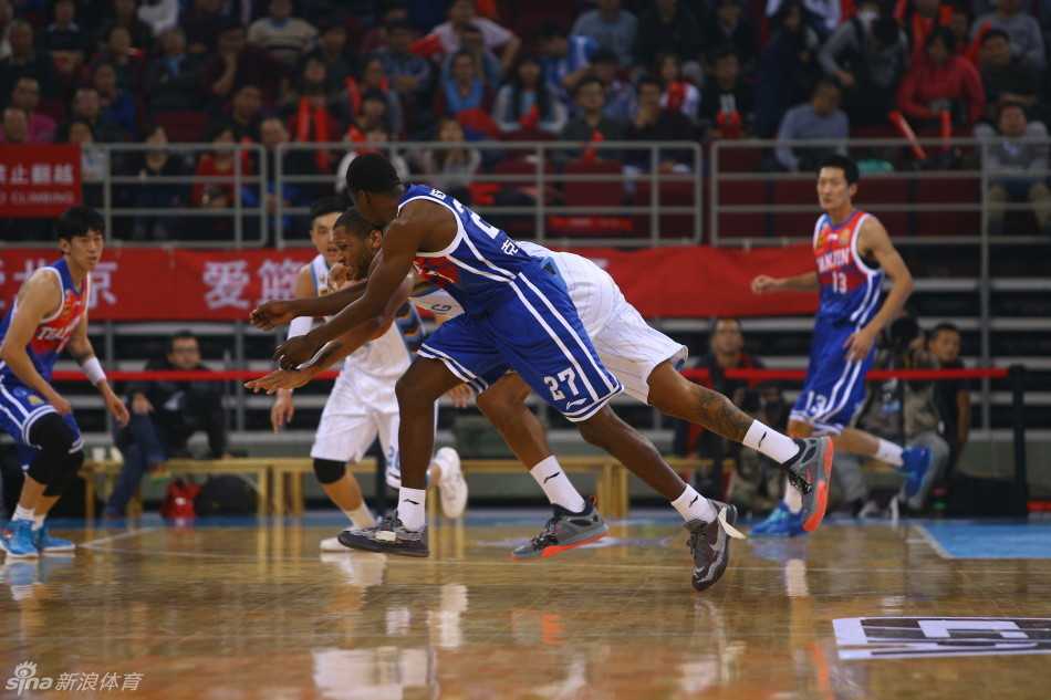 方硕坐在替补席上开怀大笑，露出洁白的牙齿，他被队友的精彩表现逗乐，青春的活力和轻松的心态感染了身边的每一个人。