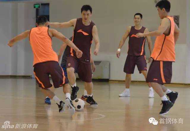 北京首钢的训练场上，阳光透过顶棚洒下，队员们正在进行激烈的分组对抗，篮球在空中飞舞，每个人眼中都闪烁着对胜利的渴望。