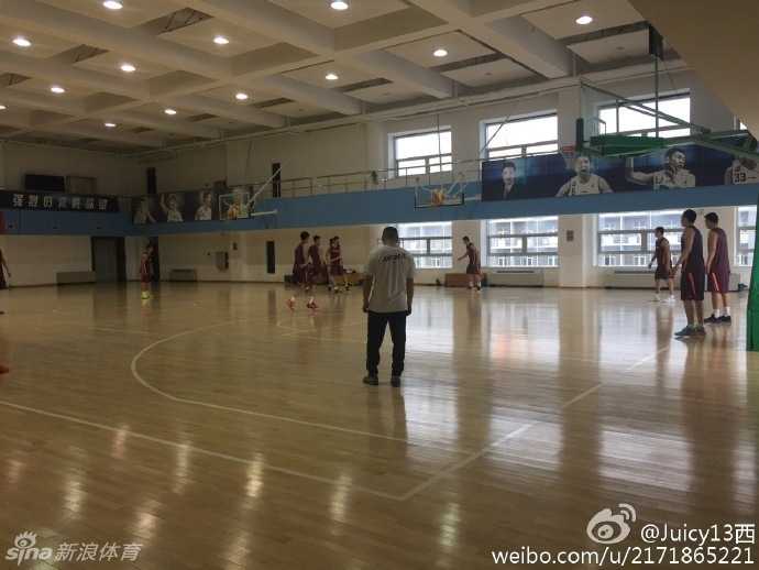 结束了枯燥的行走练习，朱彦西在体能教练的帮助下，进行着上肢力量训练，汗珠顺着脸颊滑落，滴在地板上，映照出他坚毅的侧脸。