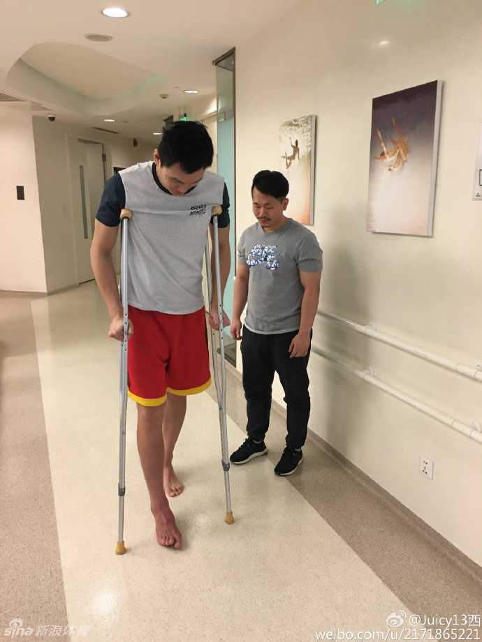 夕阳的余晖给训练馆镀上了一层金边，朱彦西穿上外套，背着双肩包，准备离开。他的步伐虽然缓慢，但每一步都踏实而有力，身后的球衣号码在光影中格外醒目。