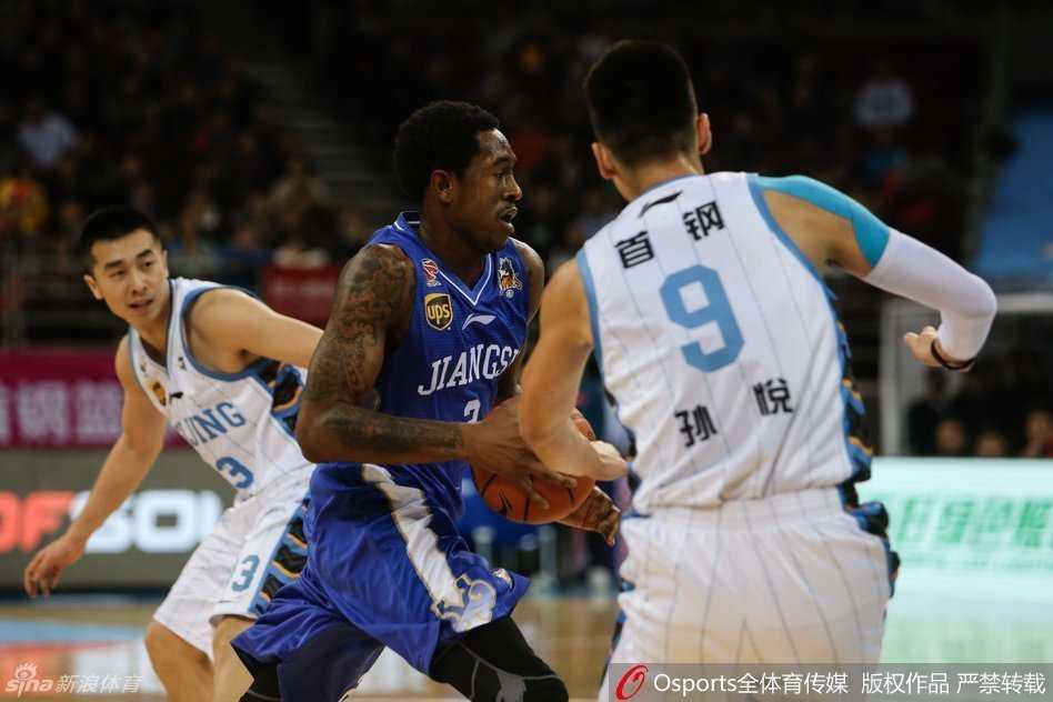 京城铁骑主场降龙 老马里程碑之夜战旧友 吉喆高高跃起奋力封盖,他用强硬的防守捍卫着北京队的禁区,那拼尽全力的姿态正是北京首钢铁血防守的最真实写照,令无数球迷为之动容。