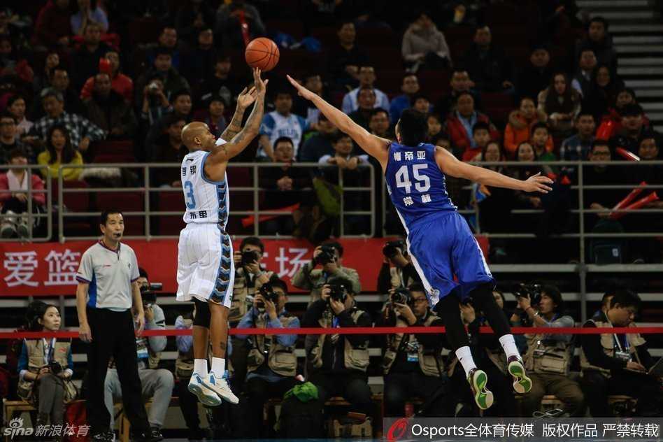 京城铁骑主场降龙 老马里程碑之夜战旧友 防守端的孙悦如同天罗地网,他用极具压迫性的贴防让对手寸步难行,那双长臂随时准备抢断发动快攻,完美诠释了何为从一号位防到五号位的全能战士。