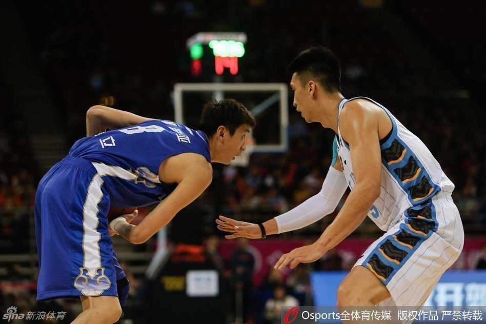 京城铁骑主场降龙 老马里程碑之夜战旧友 江苏外援布鲁克斯快如闪电,面对北京队的重重围堵,他利用节奏变化强行突破,试图以一己之力撕开卫冕冠军的防线,眼神中充满了不屈的斗志。