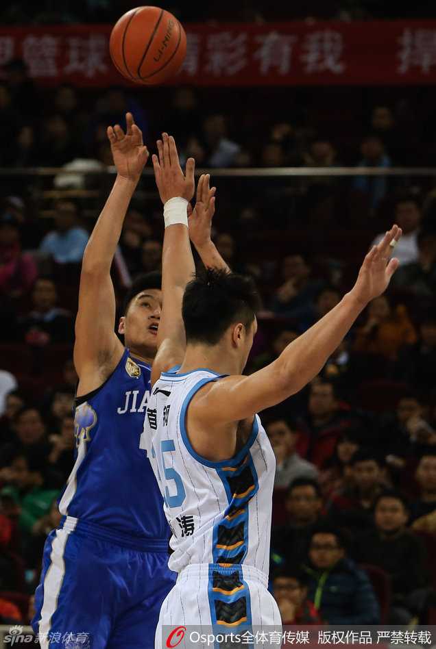 京城铁骑主场降龙 老马里程碑之夜战旧友 孙悦持球组织进攻沉着冷静,他放眼全场调度队友,既是外线最可靠的炮台,也是串联球队进攻的顶级发起点,彰显了组织前锋的大局观。