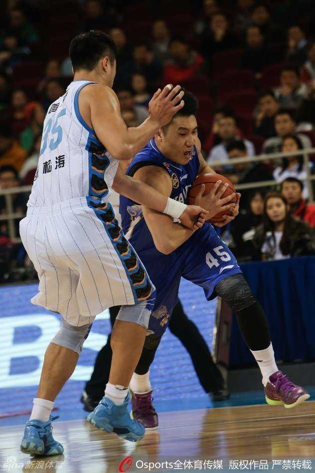 京城铁骑主场降龙 老马里程碑之夜战旧友 常林面对旧主毫不手软,在首节开局阶段强突老队长陈磊,用一记势大力沉的突破上篮为江苏队先拔头筹,点燃了这场恩怨大战的导火索。