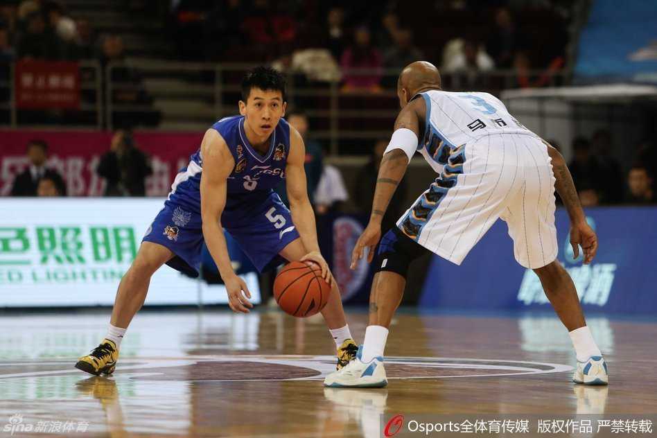 京城铁骑主场降龙 老马里程碑之夜战旧友 老骥伏枥志在千里,马布里用标志性的疾步突破撕开江苏队防线,即便面对多人包夹,他那如教科书般的上篮依旧稳健,瞬间点燃了主场球迷的热情。