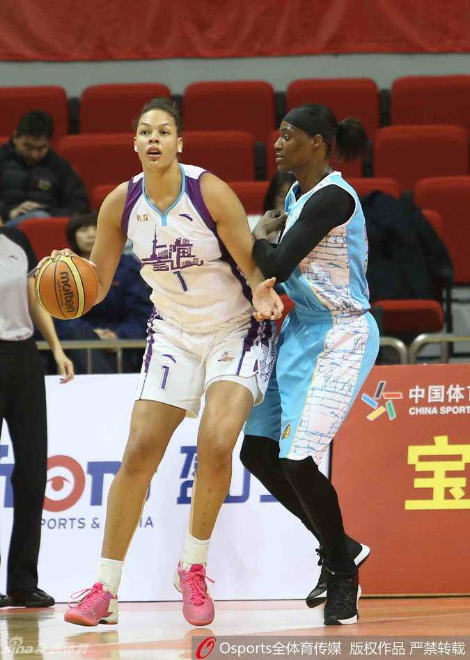 京城铁骑憾负天山飞虎,马布里独木难支难挽狂澜 北京队主教练闵鹿蕾在场边紧急拉住队员,双手比划着战术,神情严肃地进行场边指导,试图扭转局势。