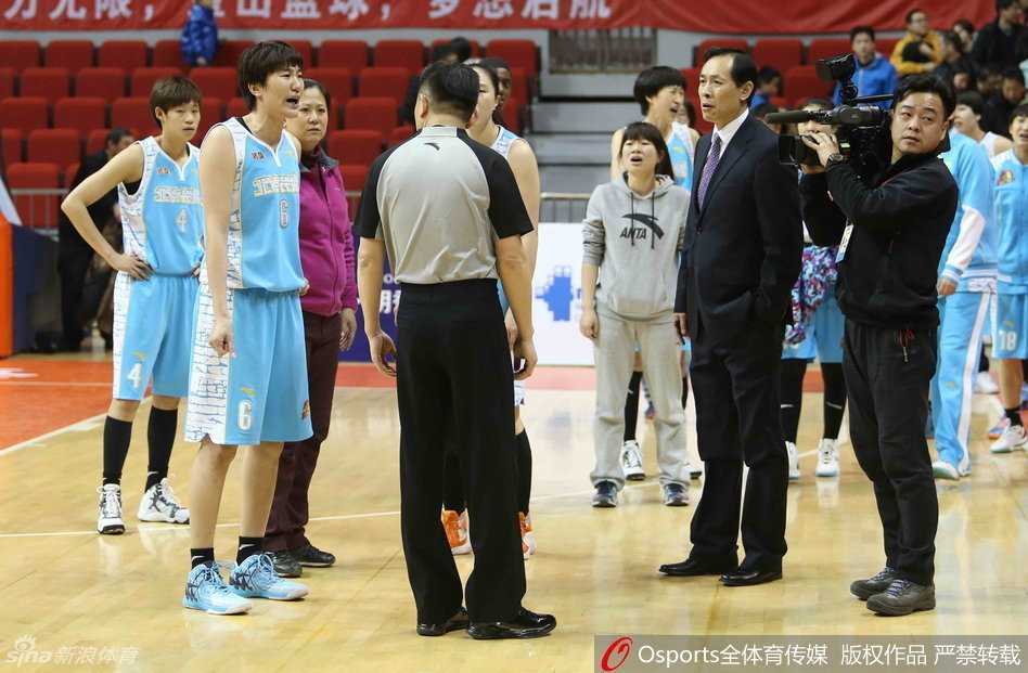 京城铁骑憾负天山飞虎,马布里独木难支难挽狂澜 北京队教练组与技术台情绪激动地交涉,对当值裁判的几次判罚表达强烈不满,场面一度十分紧张。