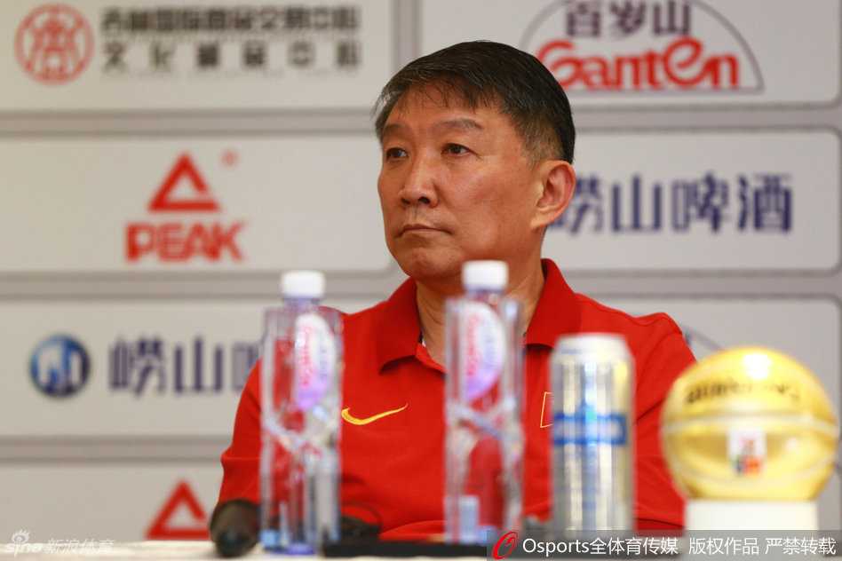 宫鲁鸣指导在发布会上举起话筒，表情严肃认真，面对即将到来的斯杯强敌和奥运重任，他的每一句话都掷地有声。