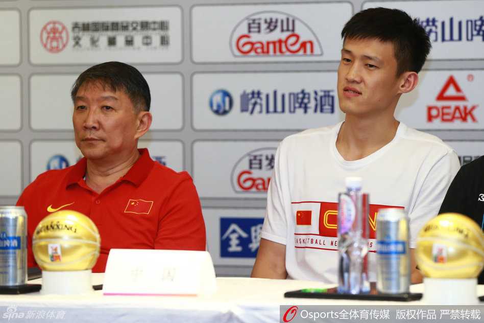 队长周鹏在发布会上面带微笑，眼神坚定，这位久经沙场的老将即将第十次踏上斯杯的征程，见证着自己与男篮的共同成长。