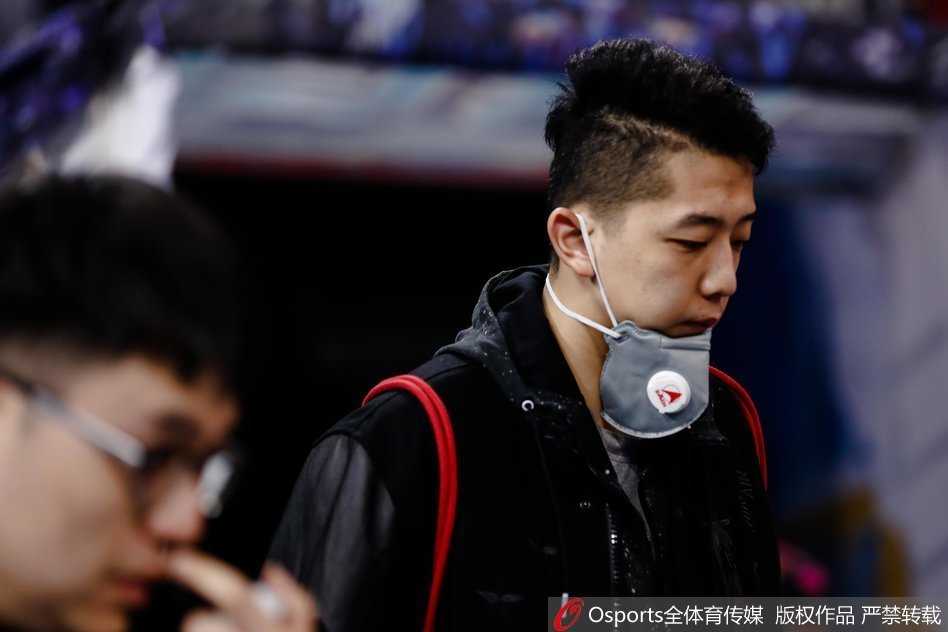 镜头特写下，口罩覆盖了球员大部分面部，只露出一双专注的眼睛，他在等待场馆大门开启的那一刻。