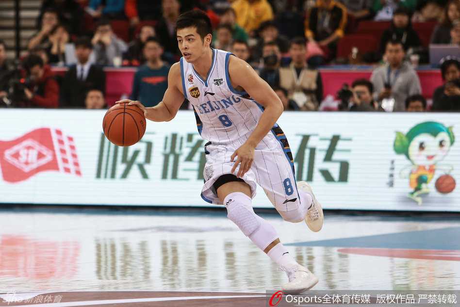 京川宿敌恩仇录:马布里孤胆难救主,张三疯三分成绝响 四川老将孟达经验老道,侧身顶防试图突破的方硕,双手张开筑起铜墙铁壁,诠释着防守的艺术。