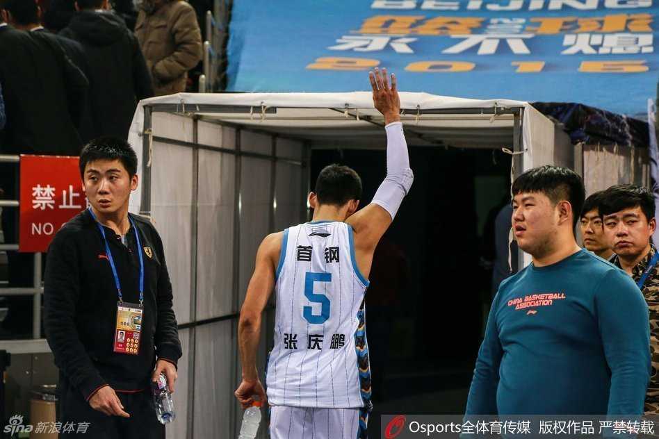 京川宿敌恩仇录:马布里孤胆难救主,张三疯三分成绝响 老将张庆鹏化身“张三疯”,在四川队严密防守下强行出手三分,皮球划破长空,承载着反超的希望。