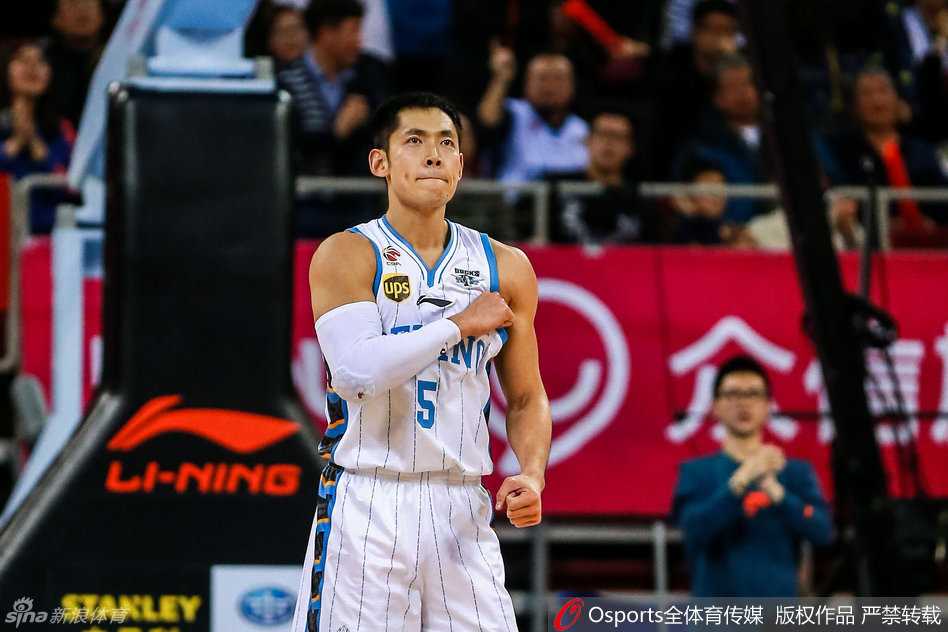 京川宿敌恩仇录:马布里孤胆难救主,张三疯三分成绝响 伊朗中锋哈达迪内线强攻得手后怒吼庆祝,北京队莫里斯与其纠缠倒地,裁判紧急介入,场面火药味十足。