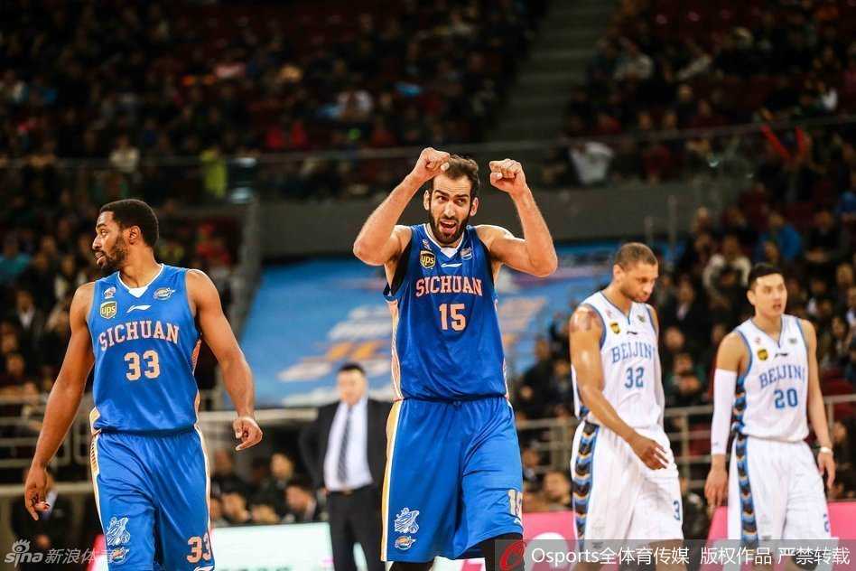 京川宿敌恩仇录:马布里孤胆难救主,张三疯三分成绝响 球队灵魂马布里闲庭信步般控球组织,他的眼神如鹰隼般犀利,时刻洞察着四川队的防线漏洞。