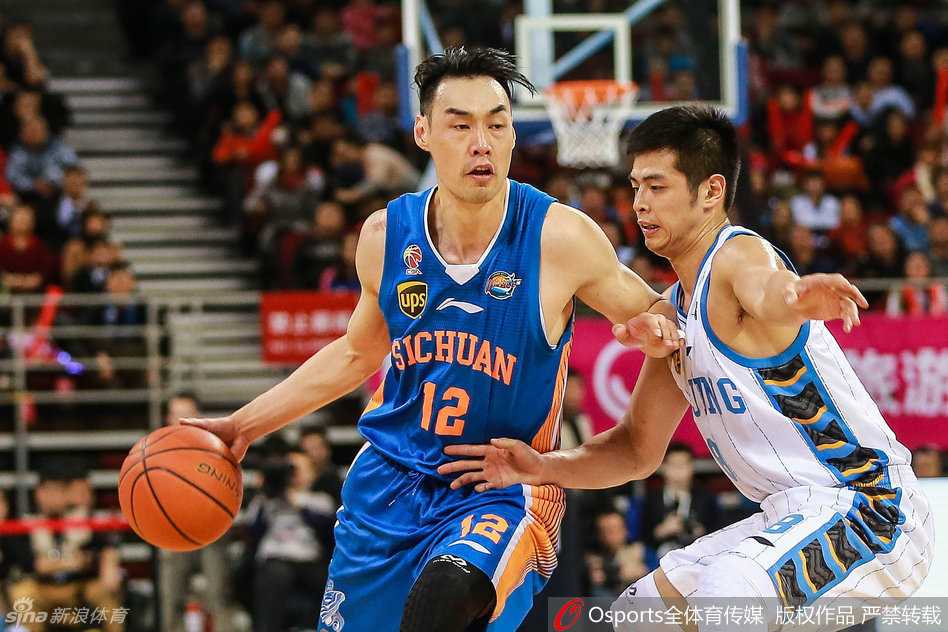 京川宿敌恩仇录:马布里孤胆难救主,张三疯三分成绝响 马布里与队友张松涛用力击掌,兄弟情深,在逆境中相互扶持,传递着唯有冠军才懂的默契与信任。