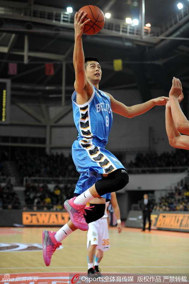 马布里运球推进，面对防守球员的紧逼，他压低重心，用经验丰富的节奏变化寻找突破路线，准备撕裂对方的防线。