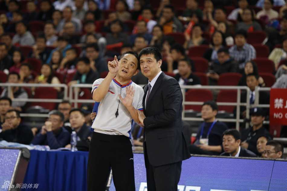 孙悦镇守篮下，长臂舒展，眼神中透着自信与淡定，仿佛在说：“这里禁飞。”