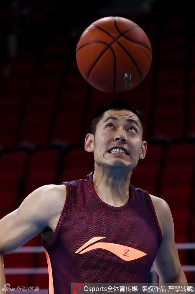 球场边的张庆鹏手转篮球，表情鬼马精灵，有他在的地方，永远不缺欢声笑语。