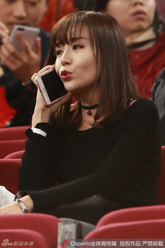 尽管镜头有些模糊，但依然能感受到两位姑娘在场边的喜悦氛围，她们沉浸在这场篮球盛宴中，享受着与赛场内爱人同频共振的每一刻。