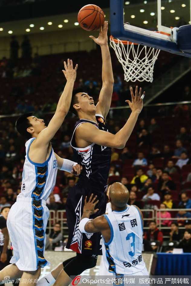 京深十年对决录:从马布里到李慕豪,那些捶胸顿足的热血瞬间 鲍比·布朗面对北京队的双人夹击,依然凭借华丽的运球节奏强行突破,眼神中透露出顶级得分手的坚决与自信