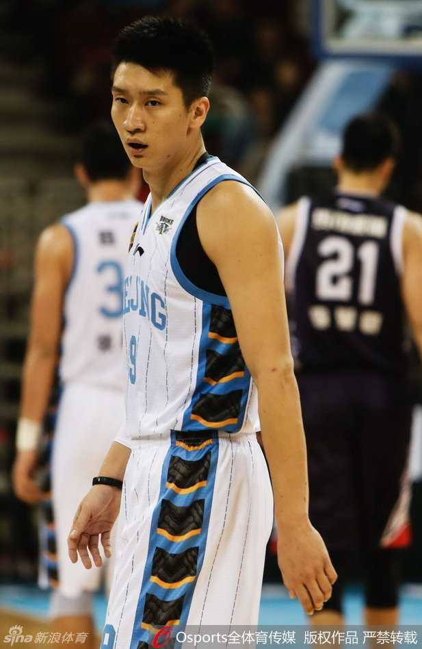 京深十年对决录:从马布里到李慕豪,那些捶胸顿足的热血瞬间 孙悦如同一道黄色闪电,精准地预判了布朗的运球路线,用他标志性的长臂完成抢断,为北京队点燃反击的烽火