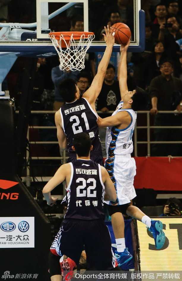 京深十年对决录:从马布里到李慕豪,那些捶胸顿足的热血瞬间 李慕豪长臂舒展,如同一座移动的高塔,将北京队张才仁的上篮意图完全笼罩在阴影之下,扇出了禁区