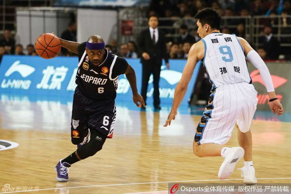 京深十年对决录:从马布里到李慕豪,那些捶胸顿足的热血瞬间 吉喆在人群中奋力跃起,用并不占优的身体卡住位置,将篮板球稳稳收入囊中,眼神中满是捍卫禁区的坚毅