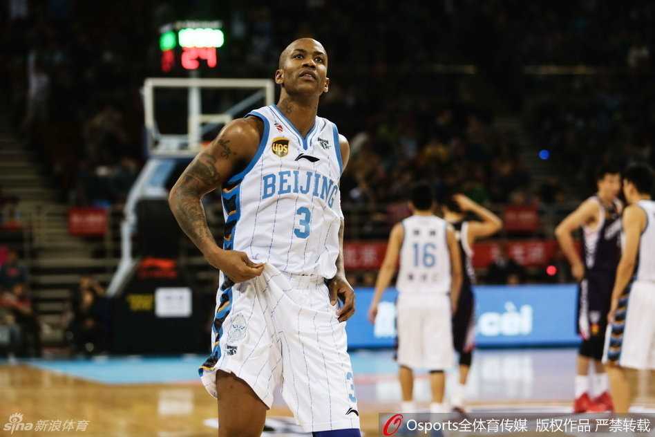 京深十年对决录:从马布里到李慕豪,那些捶胸顿足的热血瞬间 孙桐林在高位持球,视野开阔,他冷静地观察着队友的跑位,准备用传球撕开北京队的防线