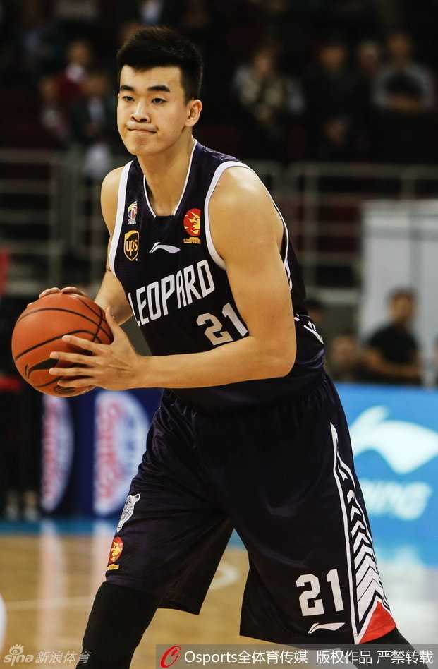 京深十年对决录:从马布里到李慕豪,那些捶胸顿足的热血瞬间 朱彦西在三分线外从容出手,皮球划过一道完美的弧线,空心入网,这是他作为空间型内线最致命的杀手锏