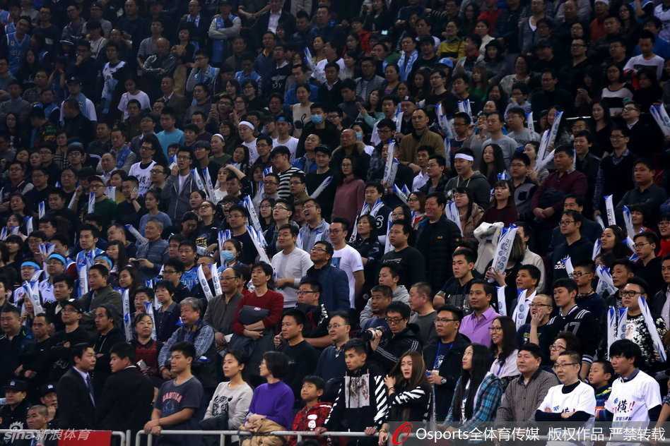 京疆决战夜的五棵松:球迷骚乱与卫冕冠军的悲情谢幕 混乱的人群中,一名年幼的小球迷被父亲架在肩头,孩子稚嫩的脸上满是困惑与无措,伸出小手似乎想要触碰什么,与周围成人激动的情绪形成鲜明对比。