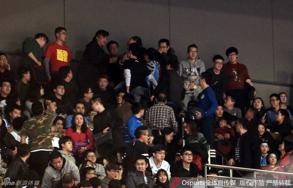 京疆决战夜的五棵松:球迷骚乱与卫冕冠军的悲情谢幕 五棵松体育馆内人声鼎沸,身穿白色球衣的北京首钢球迷与身着灰色上衣的安保人员纠缠在一起,情绪激动的球迷试图冲破防线,现场气氛紧张到凝固。