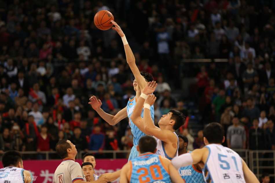 京疆大战经典回眸 马布里率首钢力拼新疆飞虎 西热力江像一把尖刀,不顾防守奋力突破,眼神中充满杀气。