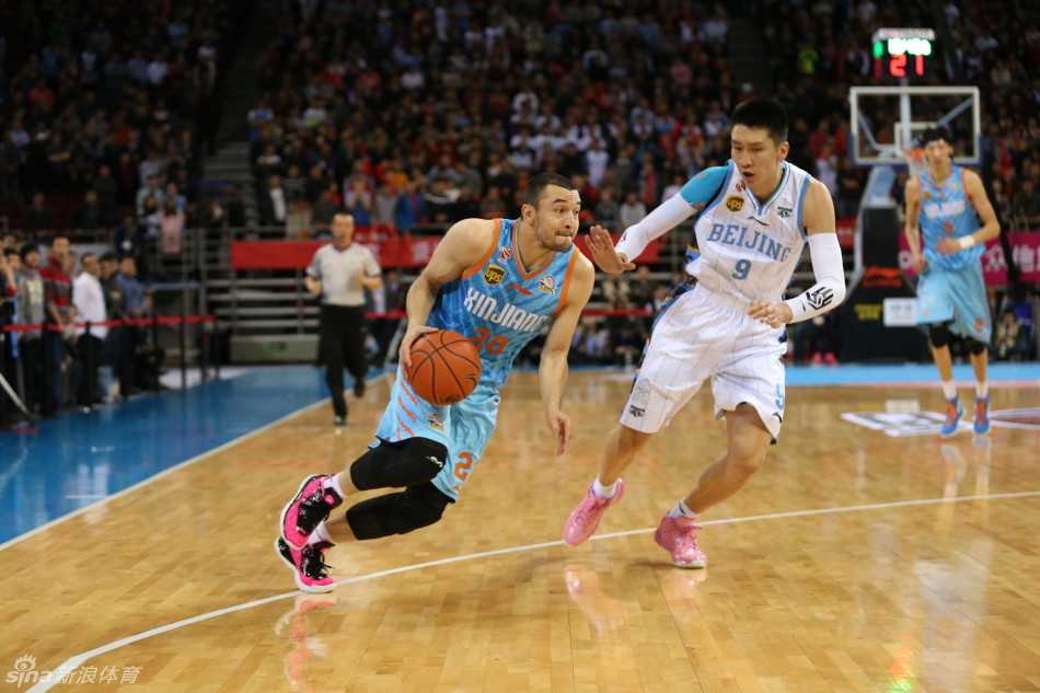 京疆大战经典回眸 马布里率首钢力拼新疆飞虎 吉喆在篮下寸步不让,用身体抵住对手,奋力拼抢防守位置。